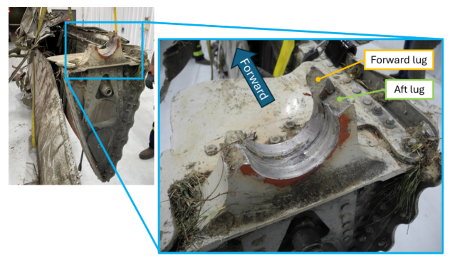 El pilón izquierdo separado tras su recuperación (imagen izquierda) y las orejetas de montaje de popa del pilón izquierdo fracturadas (imagen derecha/ampliada) del McDonnell Douglas MD-11F.
